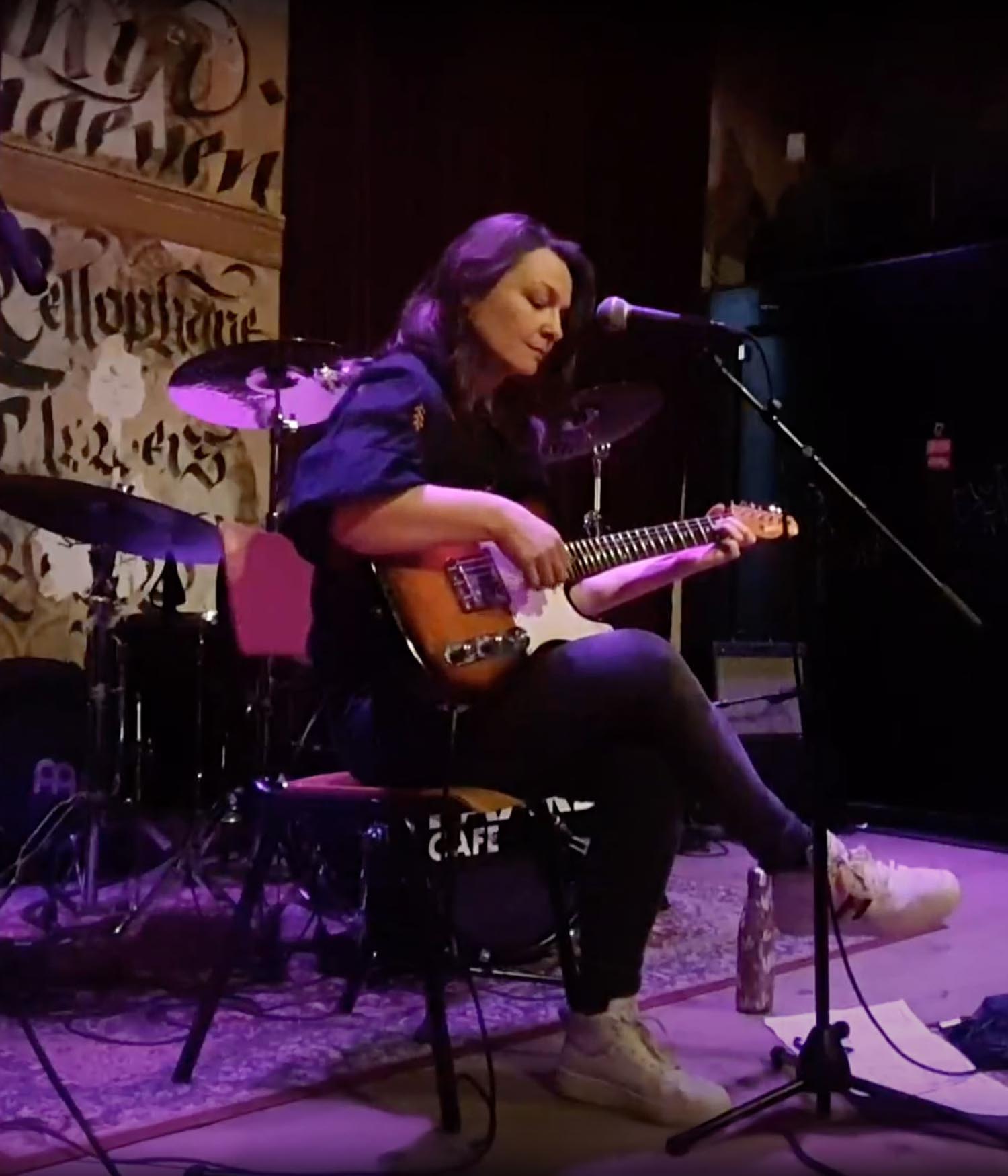 Odeta performing live